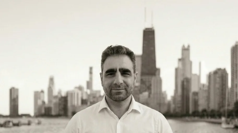 Gaston Sitbon, founder of DispuPoint. Black-and-white portrait with the Chicago skyline, 2026.